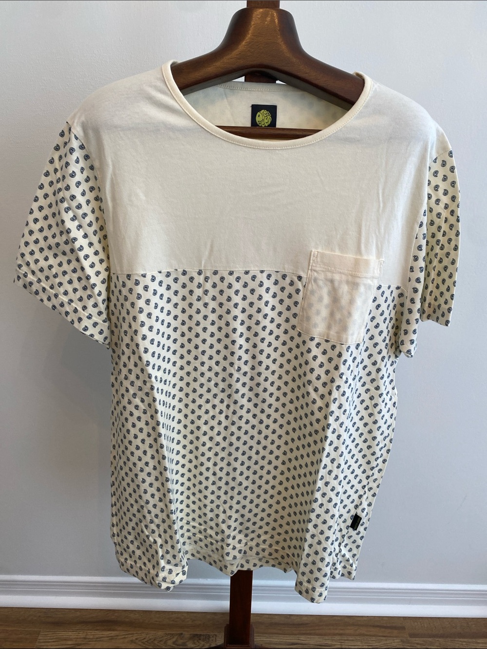 Liam Gallagher’s Pretty Green - Cream Short-Sleeve Tee with Navy Paisley Print